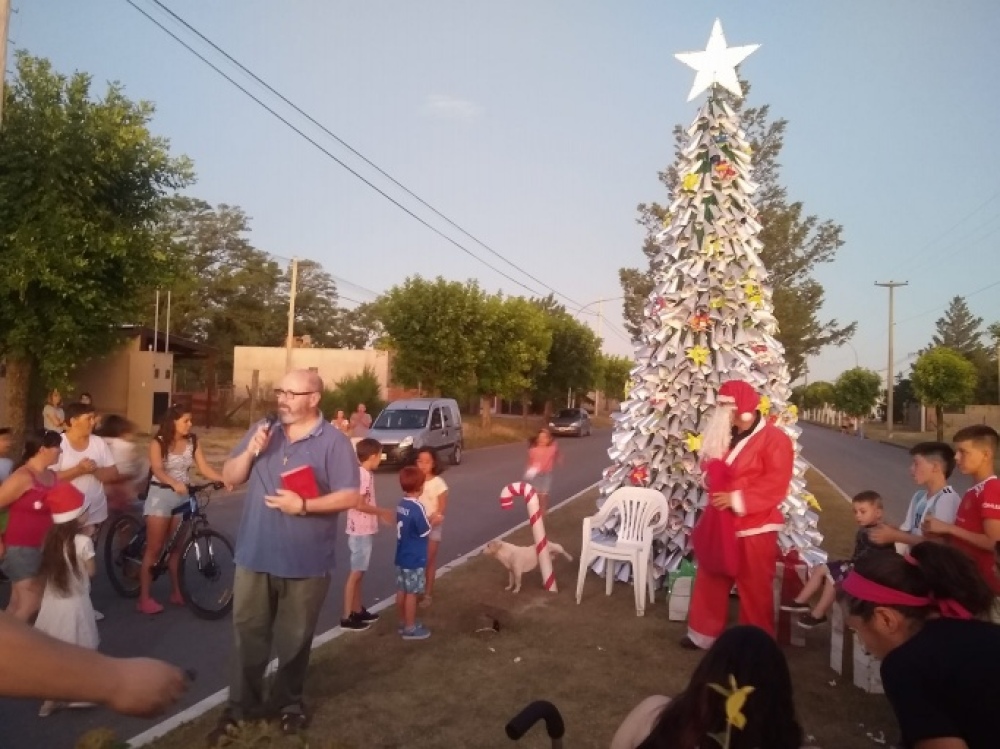 Santa Trinidad encendió su árbol navieño sobre avenida Libertad y Papá Noel llegó para alegrar a los niños
