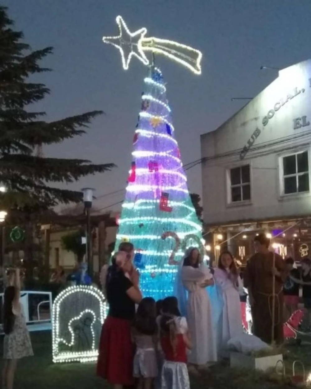 Los emprendedores y la Asociación de Turismo Comunitario de Santa María hacen brillar el árbol navideño de la comunidad
