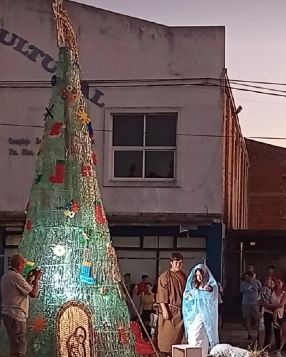 Los emprendedores y la Asociación de Turismo Comunitario de Santa María hacen brillar el árbol navideño de la comunidad
