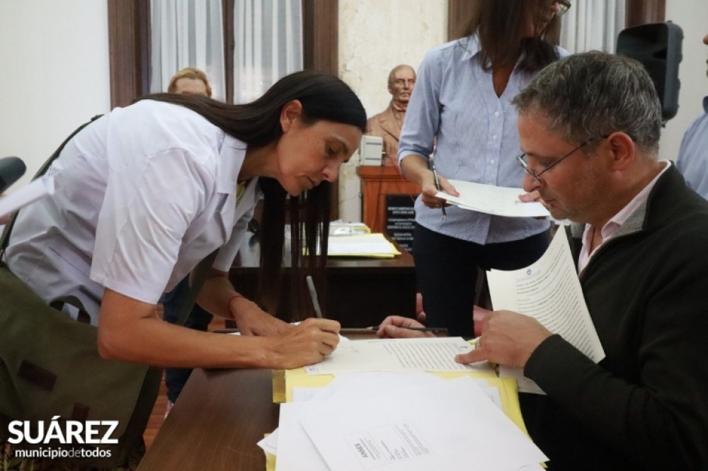 Un total de 104 familias de Coronel Suárez firmaron sus títulos de propiedad
