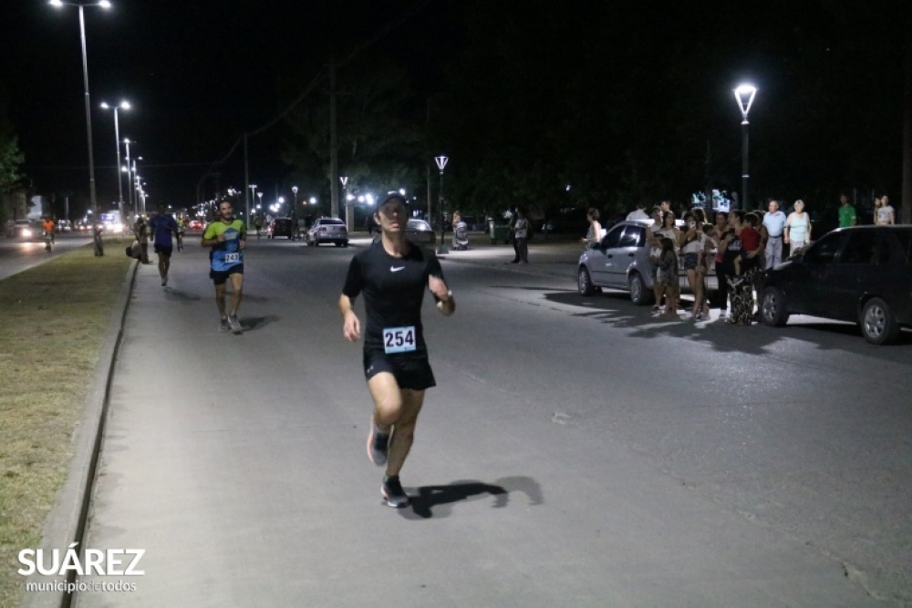 Unos 130 atletas fueron parte de la 2° edición de la carrera pedestre nocturna #SuárezLed
