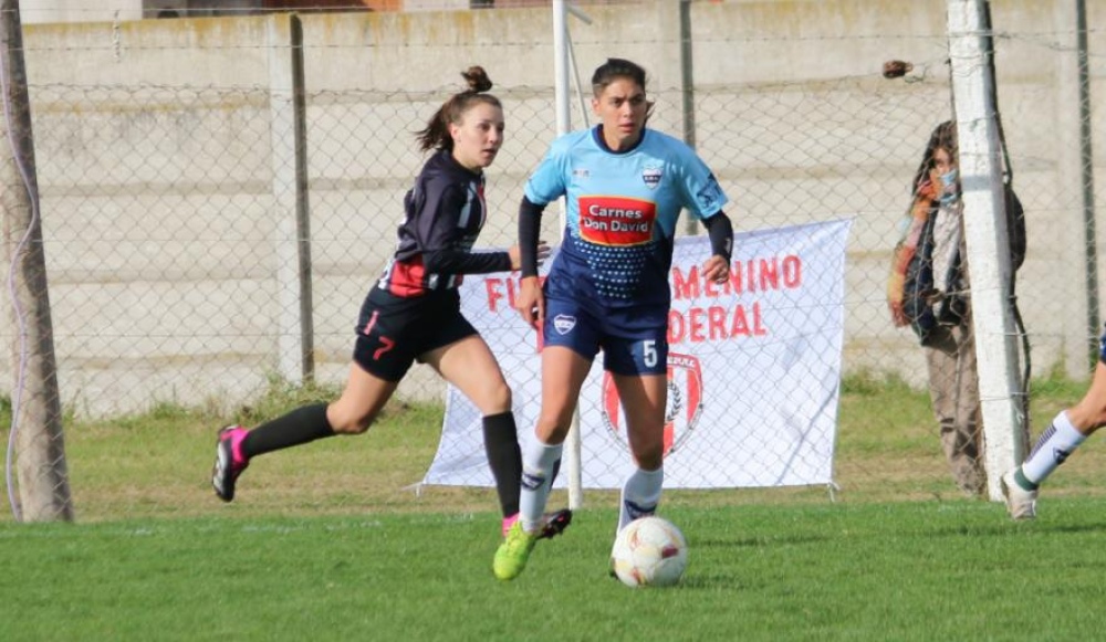 Boca, Sarmiento, Argentino, Tiro de Villa Belgrano y Racing buscarán el domingo ser el último clasificado a las semis del fútbol femenino
