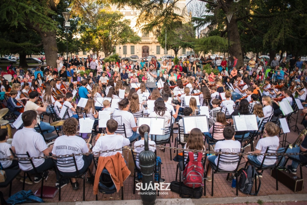 La Orquesta Escuela de Coronel Suárez cerró el año con un multitudinario concierto
