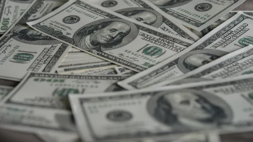 Dólar: Luis Caputo anunció que el Gobierno llevará ”el tipo de cambio oficial a $800”