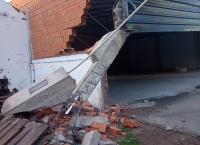 Preocupación por la alta velocidad en Av. San Martín: destruyó un edificio y se dio a la fuga