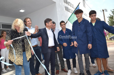 Axel Kicillof visitó Carhué y, con críticas a las políticas nacionales, dejó inaugurado el nuevo edificio escolar