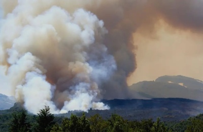 El fuego consumió 2.300 hectáreas en el Parque Nacional Los Alerces y el viento complica las tareas